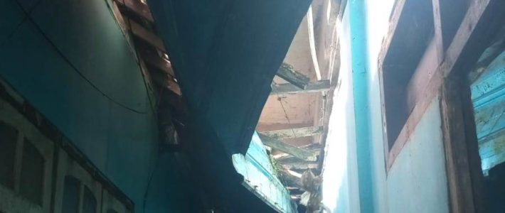 Réparation du toit d’un couloir de l’orphelinat